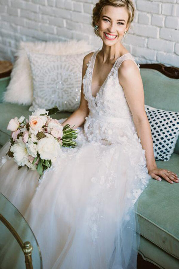Beach Wedding Dresses V Neck Sleeveless Lace Applique Ivory White