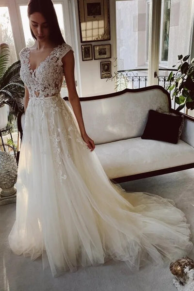 files/IvoryTulleA-lineCourtTrainWeddingDressesWithLaceAppliques_MW1067_1.jpg